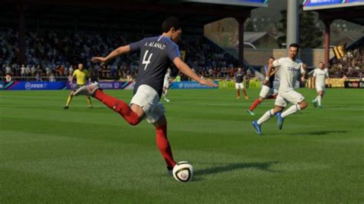 
FIFA 19 How to do a Low Cross