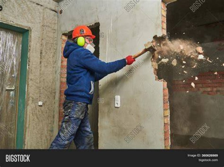 How to demolish walls and remove doors in Rust